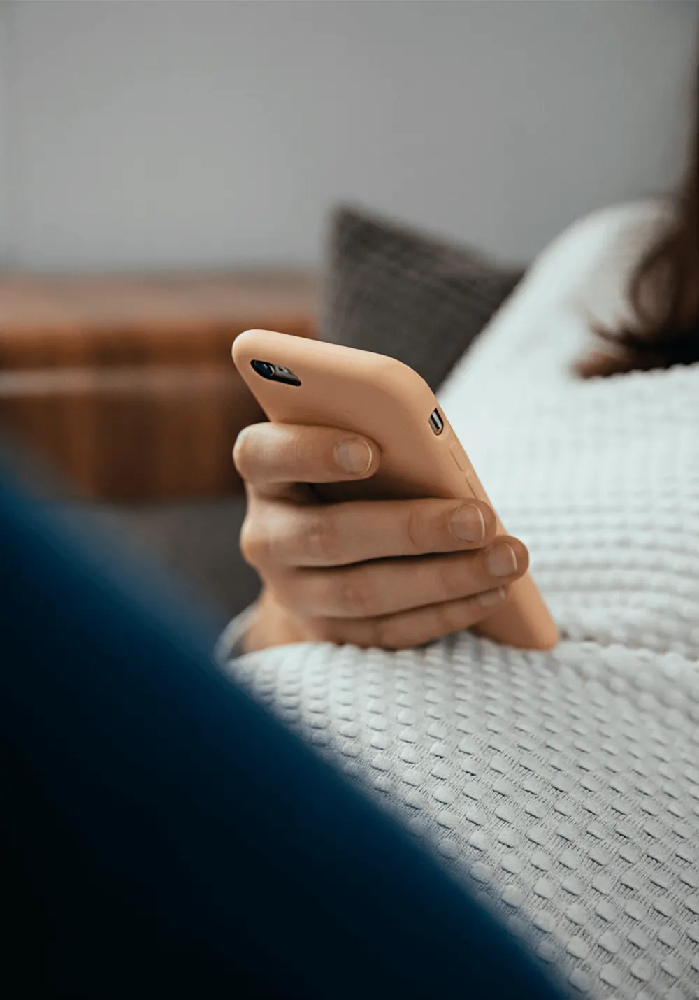 Patiente écrivant au cabinet depuis son téléphone